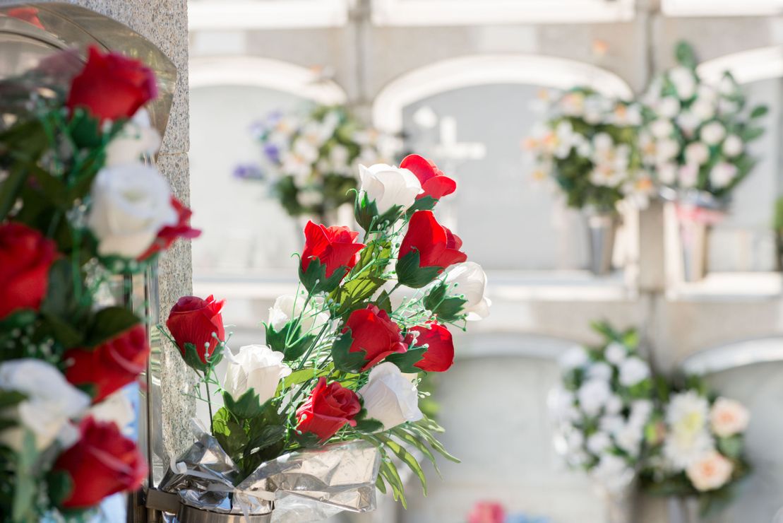 flores en un cementerio