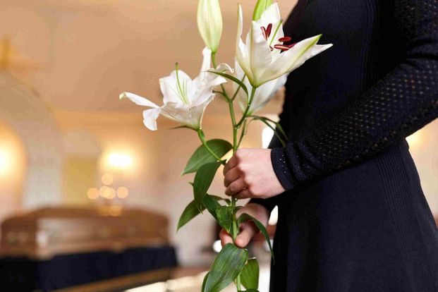 mujer con flores blancas en la mano