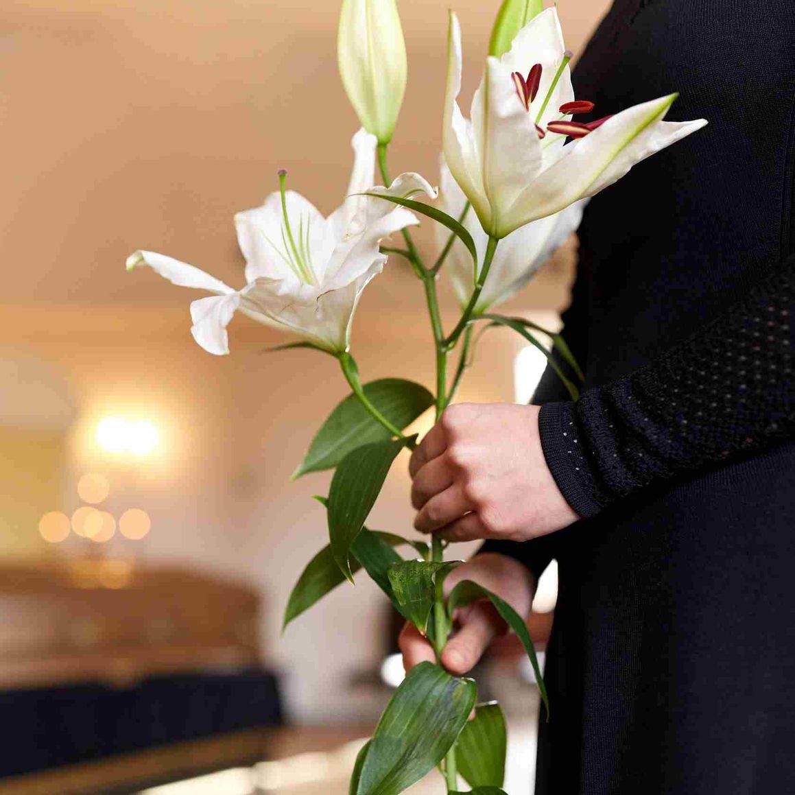 mujer con flores blancas en la mano